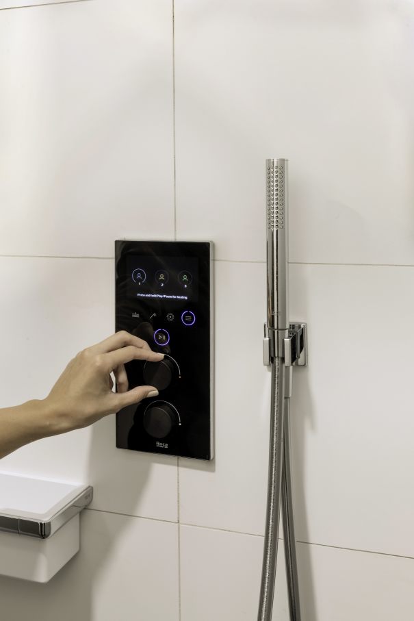 Ces solutions comprennent des toilettes, de la robinetterie et des WC lavants, tous parfaitement intégrés à Roca Connect, la plateforme numérique basée sur le cloud de la marque qui permet de contrôler en temps réel les produits de salle de bains intelligents de Roca. L'équipe peut collecter et surveiller des informations importantes et des modèles de comportement dans les salles de bains en utilisant la technologie IoT. L’objectif de cette approche collaborative est d’optimiser les coûts d’entretien et de nettoyage, tout en favorisant les économies d’eau.11