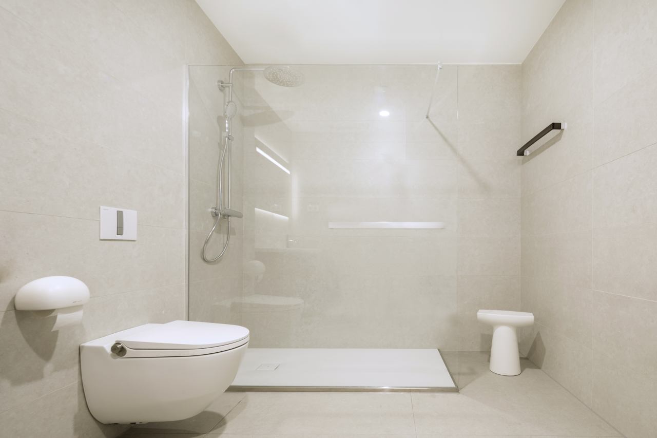 Ces solutions comprennent des toilettes, de la robinetterie et des WC lavants, tous parfaitement intégrés à Roca Connect, la plateforme numérique basée sur le cloud de la marque qui permet de contrôler en temps réel les produits de salle de bains intelligents de Roca. L'équipe peut collecter et surveiller des informations importantes et des modèles de comportement dans les salles de bains en utilisant la technologie IoT. L’objectif de cette approche collaborative est d’optimiser les coûts d’entretien et de nettoyage, tout en favorisant les économies d’eau.9