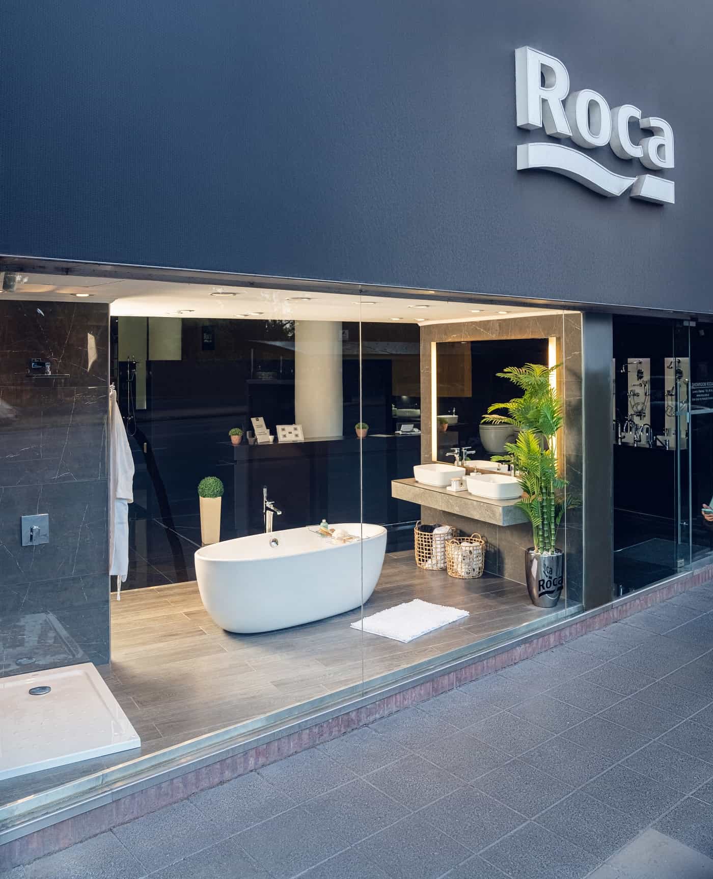 <p>Roca est le premier fabricant de salles de bains à ouvrir une salle d'exposition dans la ville de Buenos Aires.</p>1